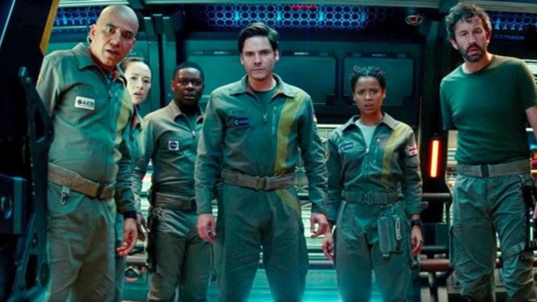 The Cloverfield Paradox 
Единствената добра новина за Netflix покрай The Cloverfield Paradox е, че не рискуваха да го пуснат по кината, а директно го излъчиха на стрийминг платформата си. На филма не помогна, че беше обявен в най-гледаното време – по време на финала на супер боул. 
Продукцията има амбициите да е едновременно умна научна фантастика в стил "Интерстелар" и хорър, който да държи зрителя в напрежение. Не успява с нито едното от двете. Сравнително добрият актьорски състав – Елизабет Дебики, Джон Ортиц, Даниел Брюл и др. - също не прави филма по-гледаем.