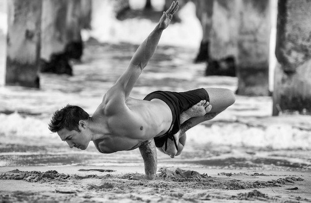 Фотографката от Лос Анджелис Ейми Голън прави смимки на мъже, занимаващи се със силова йога. Те показват спиращи дъха, хармонични упражнения