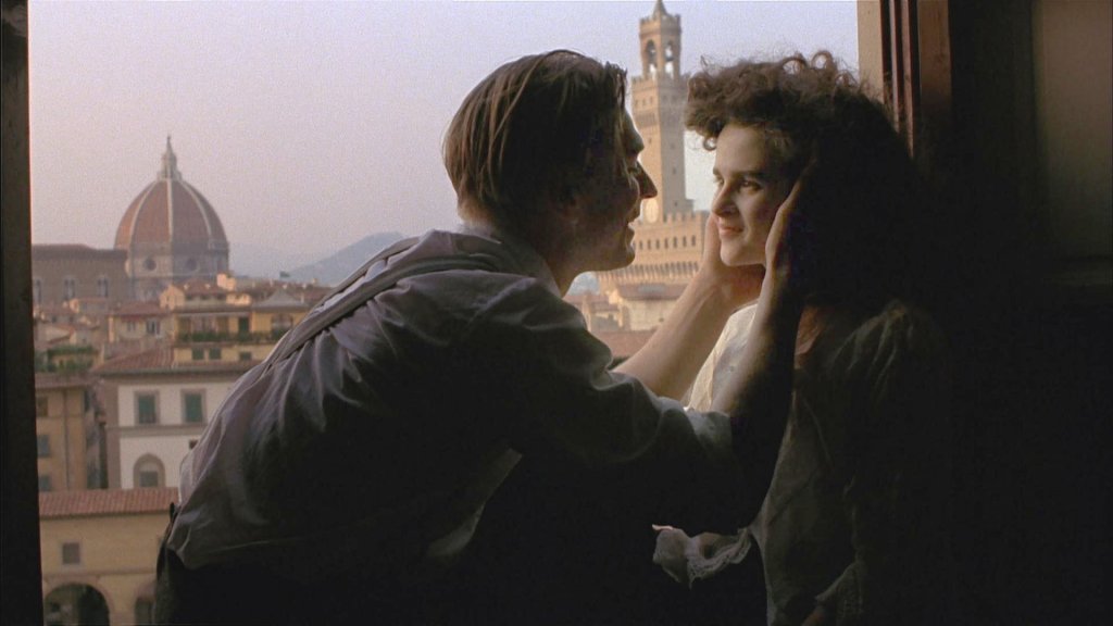 \"Стая с изглед\" (A Room with a View, 1985)
Един от най-известните сюжети, развиващи се в Италия. Филмът от 1985 г. Е базиран на романа от Е. М. Фостър и ще ви пренесе във Флоренция по време на Викторианската ера, време изпълнено с елегантност, мист