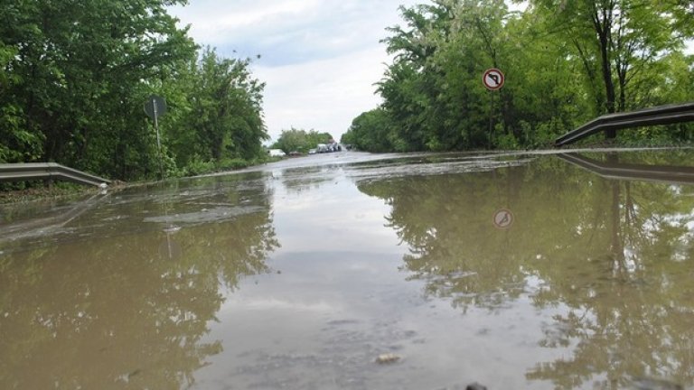 Наводнение прекъсна пътя Велико Търново - Русе