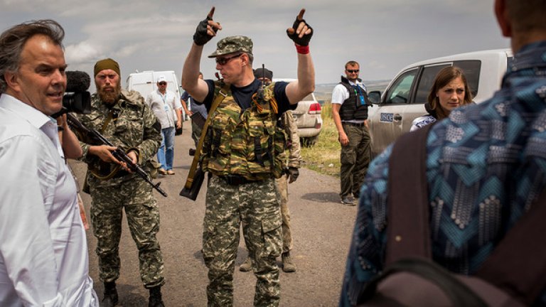Достъпът на разследващите до терена беше затруднен заради военните действия между сепаратистите и украинските въоръжени сили.
