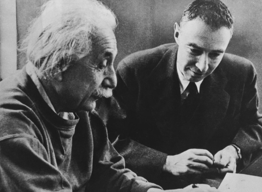 Einstein_oppenheimer
