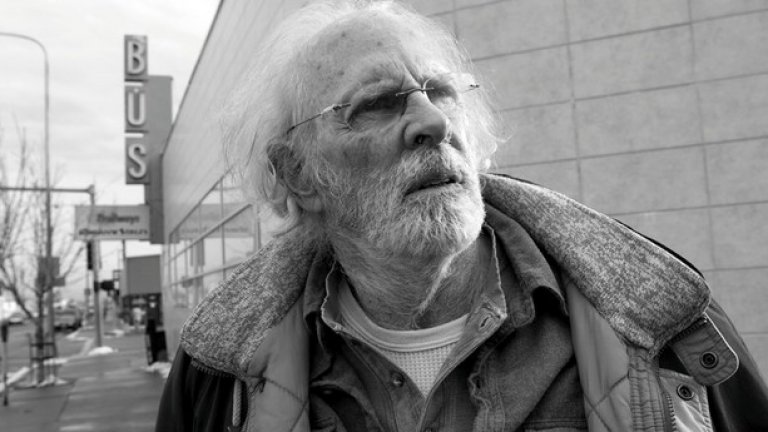 Небраска/Nebraska (2013)
Черно-бялата драматична комедия на Александър Пейн концентрира вниманието на зрителя върху диалога - изключително пестелив и точен. 
Сивата гама умело е избрана като най-подходяща да пресъздаде меланхоличния разказ за опитите на един склерозирал алкохолизиран старец да направи нещо с живота си. 
„Nebraska“ е очарователен, тих филм, който няма намерението да шокира.