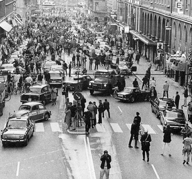 Първата сутрин след промяната на движението в Швеция от лявата в дясната страна, 1967 г.

