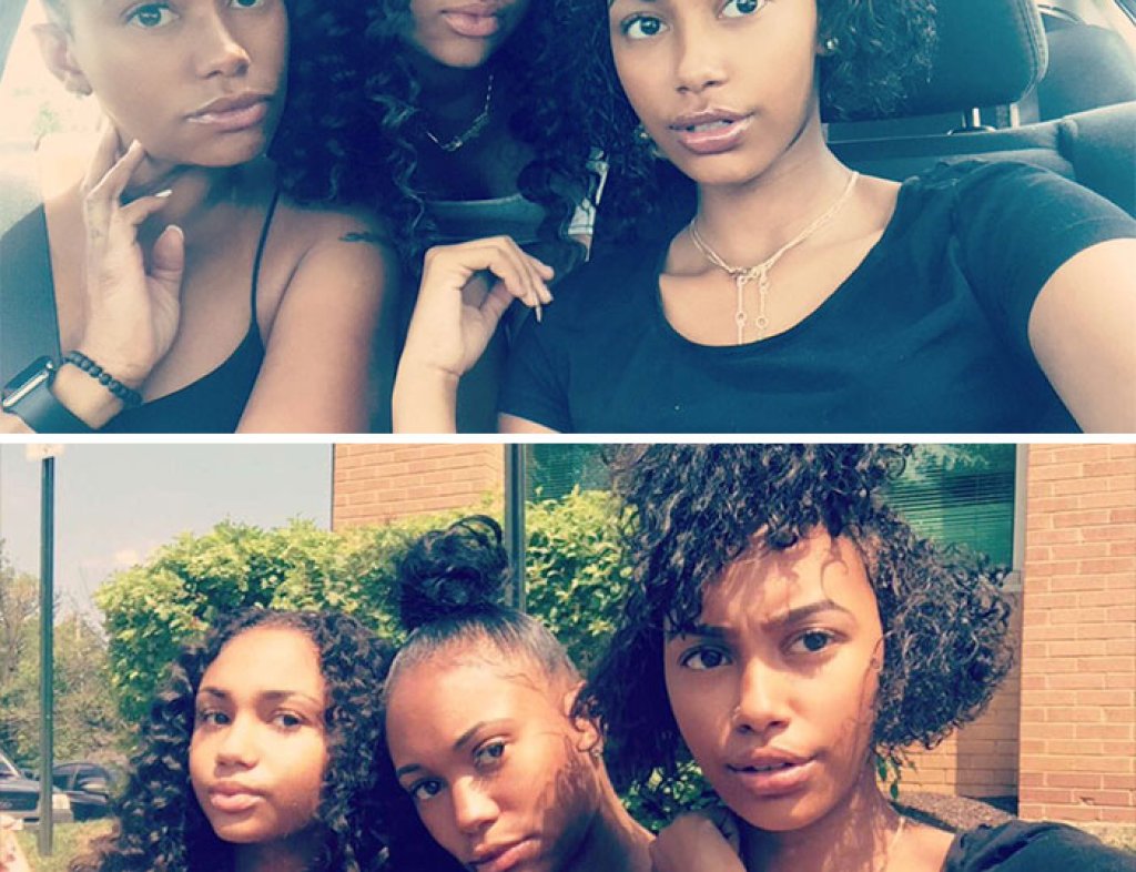 Майката е тази с високия кок на горната снимка. В дясно е дъщеря ѝ. Хората с право ги мислят за сестри.