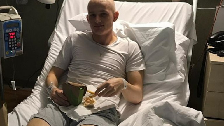 Бранителят се присъедини към Манчестър Юнайтед през 2014 година, но след успешна кампания 2017/18 дойде ужасяващата новина – рак на тестисите. Диагнозата бе поставена през септември, а след като лечението даде отлични резултати, младокът се завърна на тренировъчното игрище през септември. Месец по-късно вече беше на терена и игра за отбора до 23 години при победата с 4:1 над Суонзи.