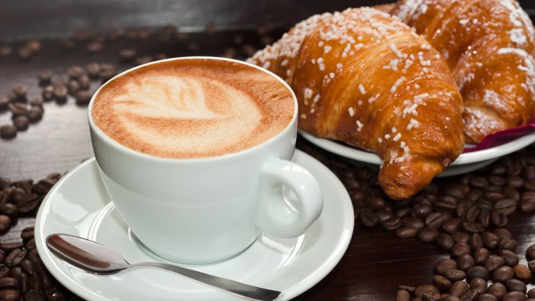 Закуската не е обилна и млякото в капучиното е за засищане.