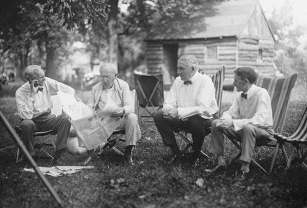 Хенри Форд, Томас Едисон, президентът на САЩ Уорън Хардинг и бизнесменът Харви Файърстоун