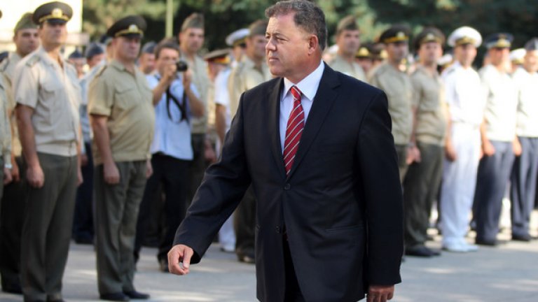 Войниците няма да ползват сила, освен при неизбежна отбрана, обясни военният министър Николай Ненчев