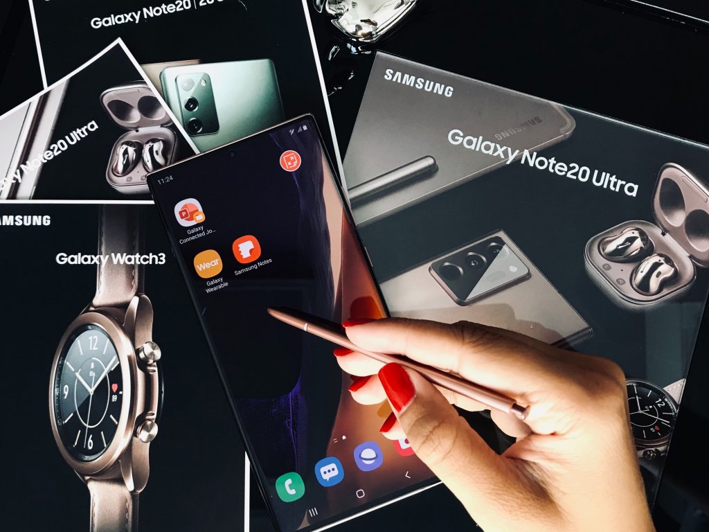 Samsung Galaxy Note 20 идва с нов, подобрен стилус
Galaxy Note 20 запазва бизнес духа си и желанието да даде възможност да работим там, където задачите са ни сварили. Оптимизираният S Pen помага да си четете на големия удобен дисплей, да редактирате или набързо да си запишете нещо, което държите да не забравите. Има приятна функция за управление на смартфона, без да го докосвате, за да направите скрийншот например. Автентичният звук от писане при докосването на екрана също е готина екстра.