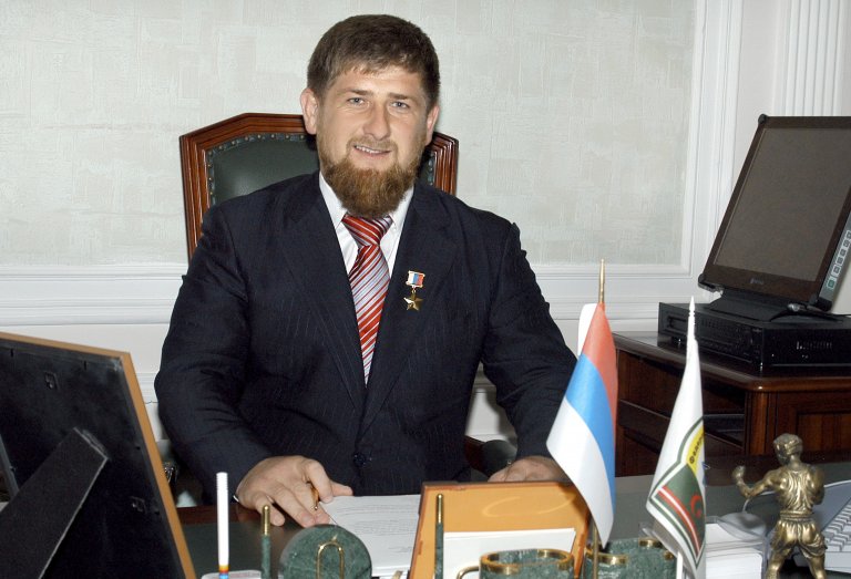 Рамзан Кадиров полага клетва за лидер на Чечня през 2007 г., но рално поема властта, след смъртта на баща си три години по-рано