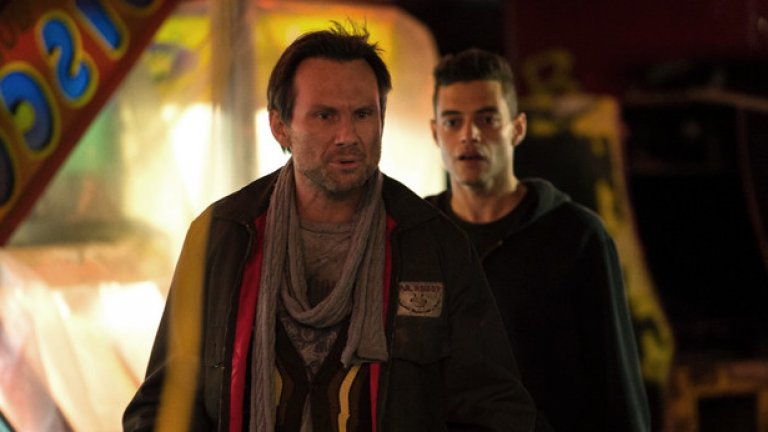 Mr. Robot – USA
Премиера на 21 юни
Крисчън Слейтър е всеизвестно „гюле”, когато става въпрос за сериали. Mind Games, Breaking In, The Forgotten, My Own Worst Enemy: никой от тях не оцеля след първия си сезон. Сега Слейтър ще пробва отново с хакерската драма Mr. Robot. 
Този път той е в ролята на анархист, наел брилянтен млад антисоциален хакер да му помогне да събори корпоративна Америка. А с обещаващата си мрачна атмосфера Mr. Robot има всички шансове да спре лошата серия на Слейтър.