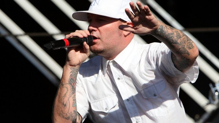 8. Фред Дърст (Limp Bizkit) е рисувал по хора
Историята на KoRn е неразривно свързана с друга банда от златните години на ню метъла – Limp Bizkit. Професията на вокалиста Фред Дърст му помага да се запознае с членовете на KoRn, а това е нещото, което спомага неговата собствена банда да се прочуе. В началото на 90-те Дърст работи като татуист в родния си Джаксънвил. След концерт на KoRn той предлага на бандата да им направи татуировки. Стигнало се до запивка, а Браян "Head" Уелч наистина се сдобил с доза мастило от Дърст. Чрез KoRn младият татуист успява да предаде демо касета на Limp Bizkit на продуцента Рос Робинсън, а останалото е история.