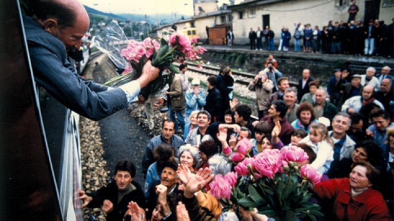 Дори партията да послуша гласа на разума и да се саморазпусне още днес, едно нещо не може да се отрече. За добро или за лошо - НДСВ изпълни мисията си. Даваме ли си сметка какво остана в наследство от НДСВ? (Вижте снимките)