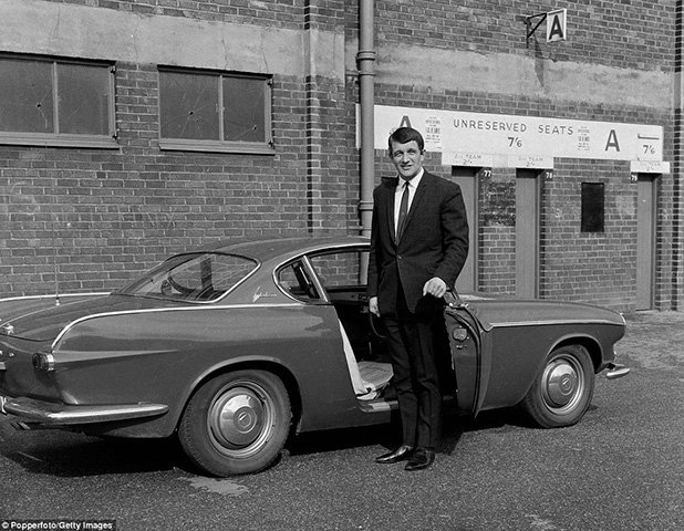 Нападателят на Манчестър Юнайтед Дейвид Хърд до неговото ново волво през 1964-а