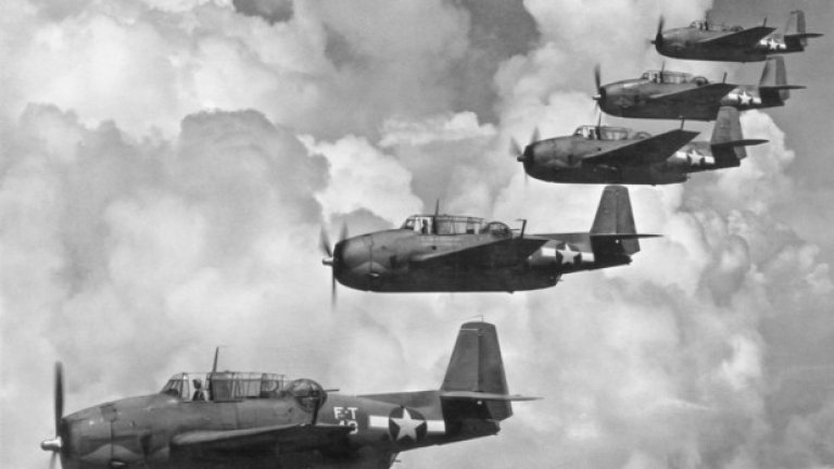 3. Изчезнали в Бермудския триъгълник

На 5 декември 1945 г. пет торпедоносци TBM Avenger от състава на ВМС на САЩ излитат за рутинна тренировъчна задача от авиобаза Форт Лодърдейл,Флорида. На борда им се намират 14 авиатори и задачата им включва учебно бомбопускане и навигационно упражнение над Атлантика.

Няколко часа след излитането си групата съобщава, че е загубила ориентация и не знае къде точно се намира. Групата не успява да възстанови ориентация и се лута източно от Флорида. Предполага се, че петте самолета са се опитали да се приводнят след свършване на горивото им.

Няколко часа по-късно е задействана операция по търсене и спасяване. Летяща лодка PBM-5 Mariner с 13 души екипаж също изчезва по време на тази акция. Търговски кораб съобщава за взрив в района на последната известна позиция на самолета.

Официалното разследване говори за навигационна грешка на групата торпедоносци и експлозия от неизвестен характер при летящата лодка. Нито един от шестте самолета не е открит, което подхранва митове свързани с Бермудския триъгълник.