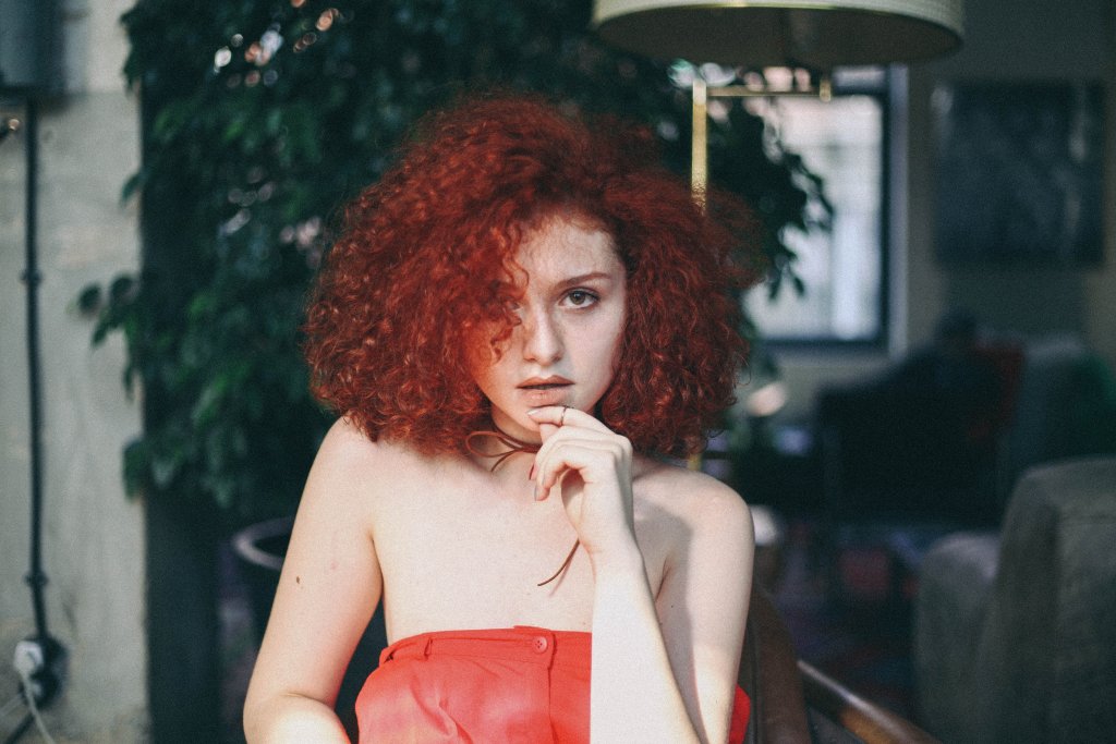  Червена коса 

Червенокоските винаги са били актуални и са обект на не една и две мъжки фантазии. Този сезон лято-есен не прави изключение, макар че има важна подробност - вече е модерно червената коса да изглежда колкото се може, по-естествено. Не посягайте към твърде ярките нюанси тип „Малката русалка“, а ако сте с коса, която натурално клони към червените нотки, само ги подсилете с тонираща и щадяща боя.