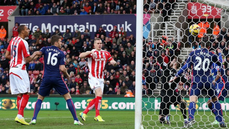 Райън Шоукрос (в средата) бележи за Стоук срещу Манчестър Юнайтед във 2-рата минута. Това бе първият гол във Висшата лига за 2015-а.