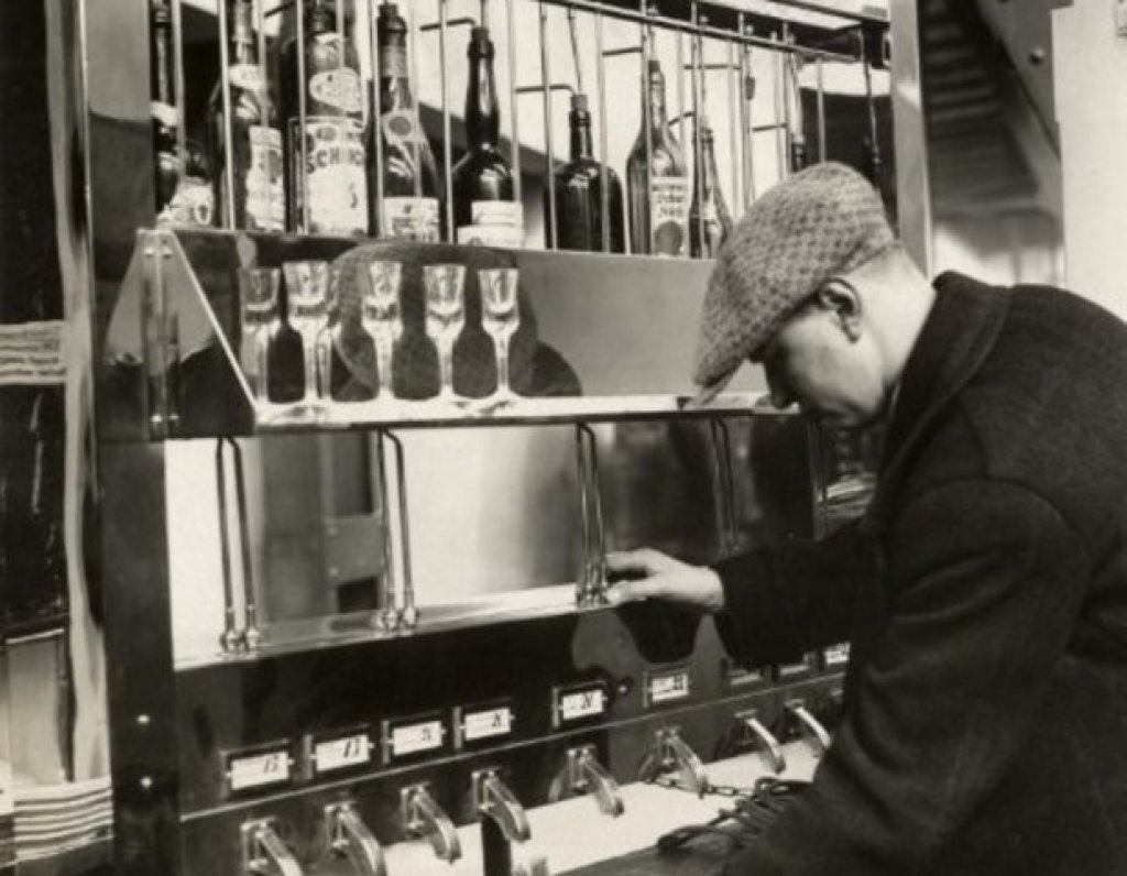 До горе за отскок

Станцията за ликьор се появява за пръв път на панаира в Лайпциг през 1931 г. Всеки, който иска да се почерпи с чашка шнапс, може да избира между 10 различни спиртни напитки. 
