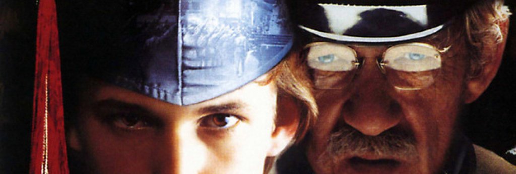 Иън Маккелън в "Прилежен ученик" (Apt Pupil, 1998)
Между режисурата на "Обичайните заподозрени" и "Х-Мen", Браян Сингър успява да пресъздаде и тази интересна история по романа на Стивън Кинг за отношението между възрастен мъж (Иън Маккелън) и едно момче (Брад Ренфро). Момчето подозира, а после успява и да се убеди, че възрастният съсед всъщност някога е бил нацист. Отношенията между двамата се усложняват, когато възрастният се опитва да си осигури мълчанието на момчето. Играта на Маккелън е страхотна, защото той прави роля, която те кара хем да го мразиш, хем да му симпатизираш.