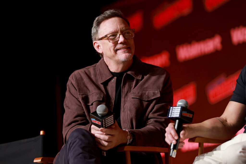 Матю Лилард
Сред комедиантите, които не разсмиват Тарантино, е и Матю Лилард, познат от поредицата “Скуби-Ду“. В интервю за подкаста на Брет Ийстън Елис режисьорът заяви, че не му пука за Лилард, както не му пука и за Пол Дейно и Оуен Уилсън. Но за разлика от последните двама, Лилард отговори на Тарантино.
“Куентин Тарантино каза тази седмица, че не ме харесва като актьор. Нарани чувствата ми. Наистина е гадно. Не би казал подобно нещо за Том Круз. И не би казал нещо подобно за най-влиятелните актьори в Холивуд“, сподели Лилард.