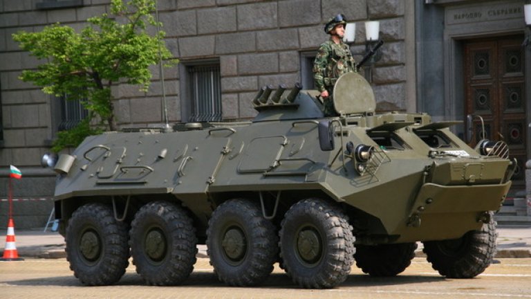БТР-60ПД-МД1
Модернизиран в България вариант на руския бронетранспортьор БТР-60ПД. При българския вариант двата бензинови двигателя са заместени от един дизелов с нова автоматична скоростна кутия. Машината превозва осем човека десант и е въоръжена с 14,5-mm картечница и още една с калибър 7,62-mm.