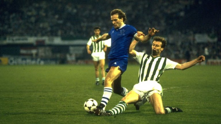 Евертън, 1985 г.
Най-добрият отбор, който не успя да стане европейски шампион - Евертън от средата на 80-те години.
Анди Грей (на снимката в синьо) стана голмайстор на сезона в КНК, ливърпулският тим помете Байерн на полуфинала след 0:0 в Мюнхен и 0:1 на реванша след първото полувреме. Второто е епохално за 3:1. Финалът с Рапид (в Ротердам, разбира се!) е лесна задача - 3:1. Евертън стана и шампион в Англия същата година.