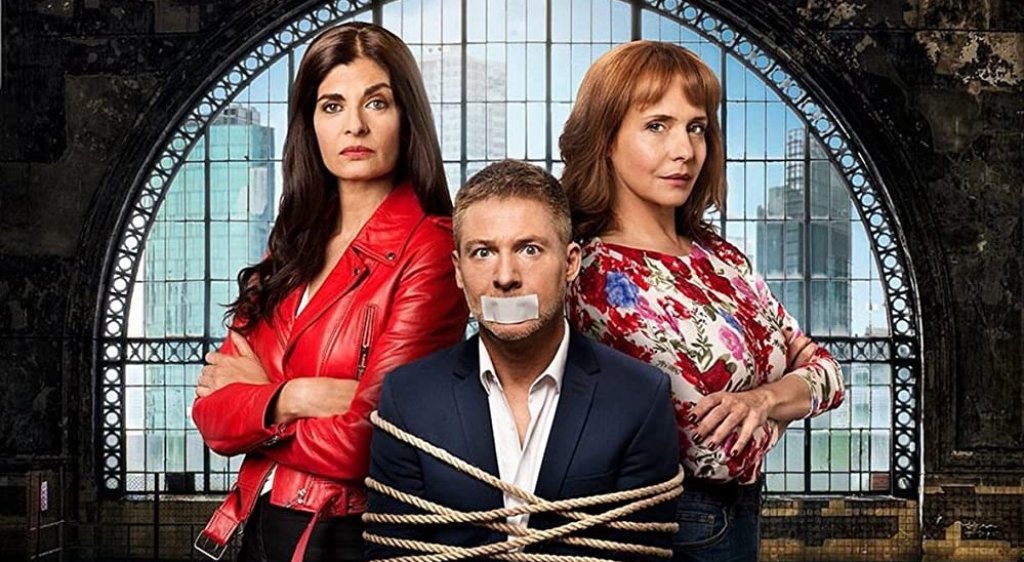 So Much Love to Give / Corazón loco (9 септември, Netflix)Аржентинската комедия на Netflix разказва за Фернандо Феро (Адриан Суар), който е престижен травматолог и  щастлив човек. С една уговорка: има две семейства, две къщи, две коли и две кучета, защото води двойствен живот. Вероятно веднага се досетихте къде е завръзката: какво се случва, когато една от двете му съпруги разбере за това? Ако ви звучи като добра подложка за комедийния жанр, насочете се към него.