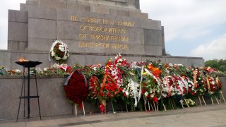 Подписка с предложение за смяна на името на "Слава на Украйна" е била внесена от дъщерята на президента Жельо Желев - Станка Желева, до премиера и до Столична община