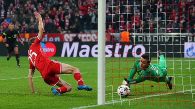 Вратарят на Арсенал Лукаш Фабиански спасява удара на Томас Мюлер от дузпа, а после и добавката от самата линия на вратата. Но лондончани стигнаха само до 1:1, което не ги топли. Байерн гази в турнира и е на четвъртфинал.