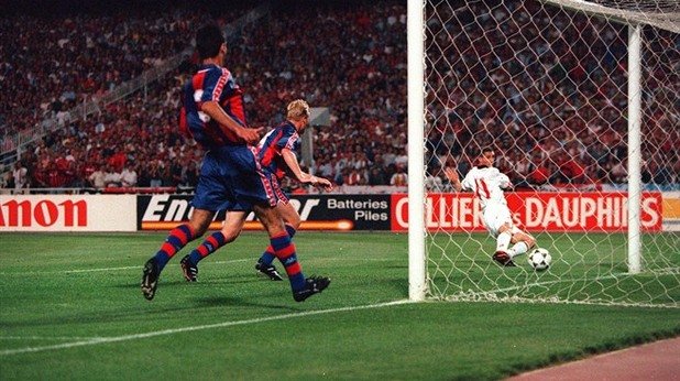 Кошмарите на Барса от Милан. 1994 г., Атина. Барселона влезе като фаворит във финала с Милан, но излезе унизен. Лекцията на Фабио Капело и отборът му завърши само с 4:0 (можеше да е повече), а Кройф и дриймтимът му бяха дотук.
Ювентус трябва да почерпи вдъхновение от онази вечер преди 21 години.