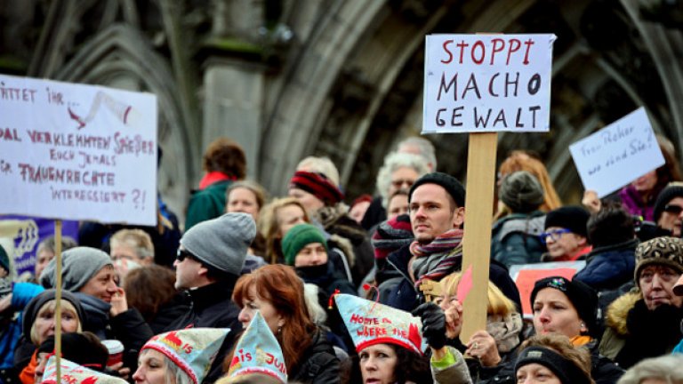 Невижданите посегателства срещу жени изкараха хиляди на протест по улиците на Кьолн