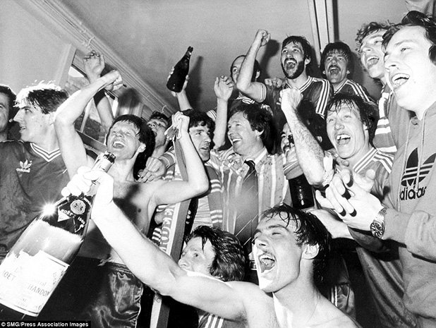 Фърги, това ти ли си? Младият 38-годишен мениджър на Абърдийн е готов за поглъщането на солидно количество шампанско, защото тимът му е шампион на Шотландия. Алекс Фъргюсън тръгва от този отбор за далеч по-големи неща, съвсем скоро ще спечели 13-ата си титла с Манчестър Юнайтед, има и 2 европейски купи на шампионите. След него обаче Абърдийн никога не е печелил титлата в Шотландия. 