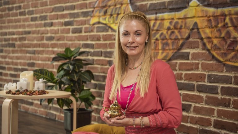 Нора и животът с движение и без стрес чрез йога