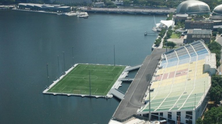 Това е най-големият плаващ стадион в света, намиращ се в Марина бей, Сингапур.
