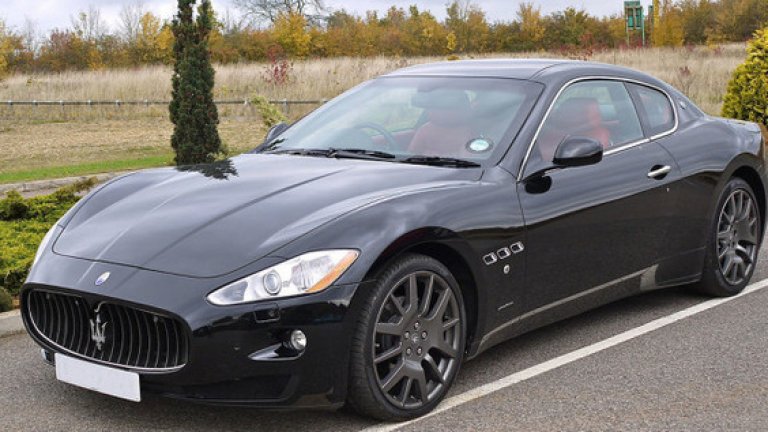 Maserati GranTurismo S
Прекрасният Maserati GranTurismo S бе представен през 2007 г., а през 2010 г. се появи и кабриото. Този звяр е с 4.7-литров двигател и мощност 434 к.с. Максималната му скорост е 183 мили в час, което е перфектно за кола, която тежи 1800 кг. Maserati GranTurismo S струва около 150 хил. долара.