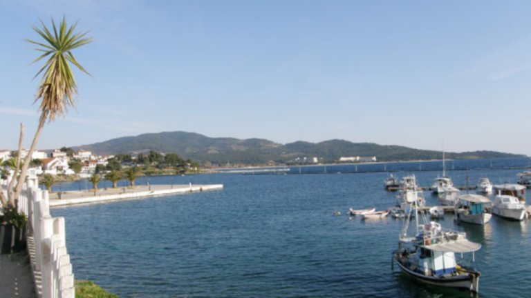 Полуостровът е на близо 400 км от София и има три ръкава - Касандра, Ситония и Атон.