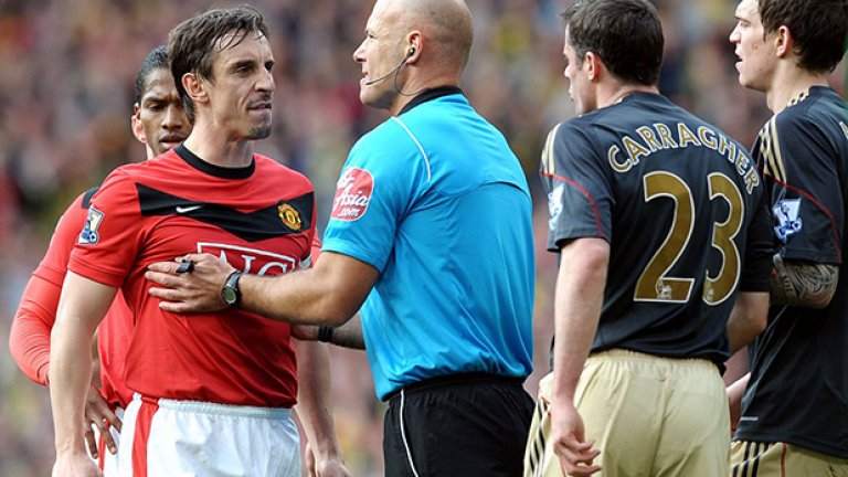 Гари Невил винаги е вбесявал запалянковците на Ливърпул до полуда. На снимката си разменя обидни реплики с Джейми Карагър на "Олд Трафорд" през март 2010-а, а Хауърд Уеб се опитва да успокои страстите. Нали е ченге...