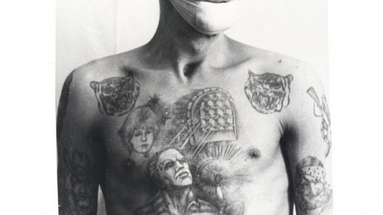 Един от многото затворници, заразени със сифилис, СПИН или 
друга болест, вследствие на татуировки, правени в лоши санитарни условия