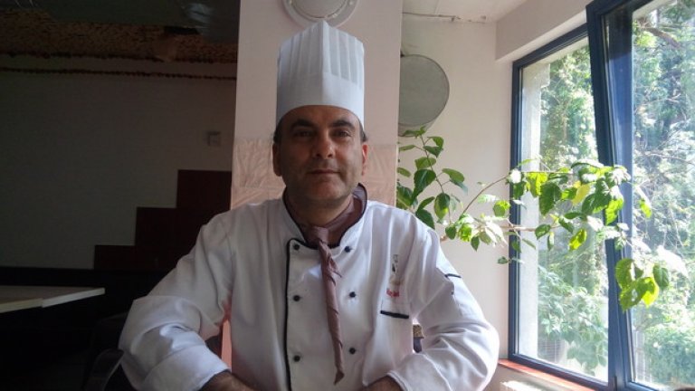 Хани Таук е роден в Ливан. Няколко месеца работи по специалността, но от дете знае, че сърцето му е другаде