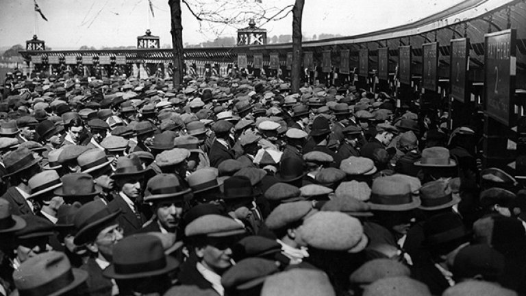 Ето ги и феновете за първия мач. Предположенията за броя им в този ден стигат до 300 000, смята се, че над 200 000 са успели да влязат в стадиона. Болтън - Уест Хем е първият финал, игран на "Уембли". Датата е 28 април 1923 г. 