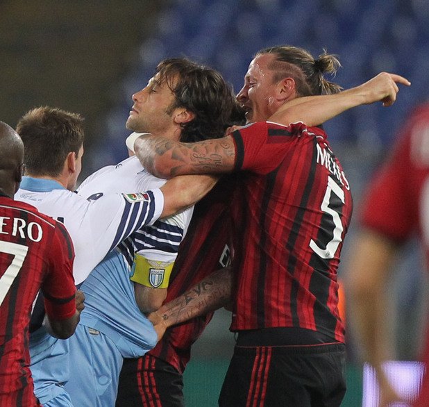 Филип Мексес полудя, опита да удуши Стефано Маури и бе изгонен в събота вечер на Лацио - Милан (2:1).