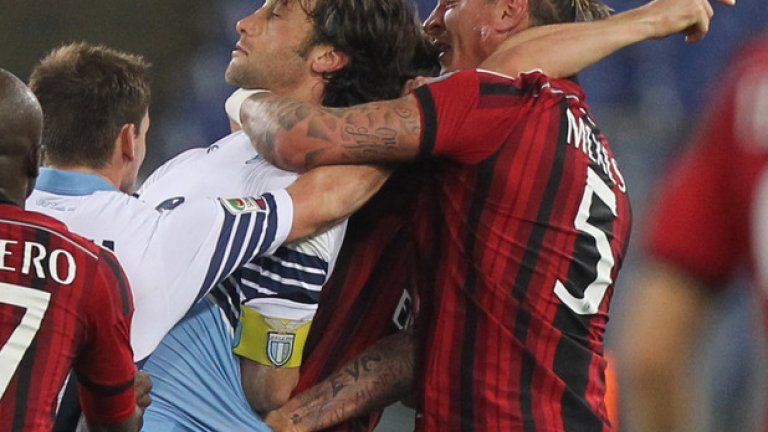 Филип Мексес полудя, опита да удуши Стефано Маури и бе изгонен в събота вечер на Лацио - Милан (2:1).