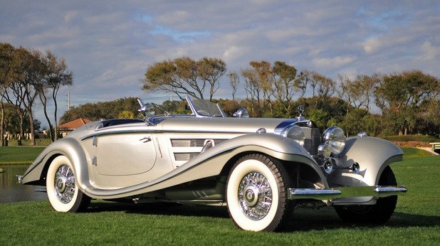 Mercedes-Benz 540K Roadster (1936-1940)
Дизайнерът Фридрих Гайгер създава 540К на базата на 500К, който пък от своя страна е базиран на SSK. 540К се предлага във всякакви варианти – от двуместен кабриолет до бронирана лимузина. Моторът му е редови 8-цилиндров, атмосферен и има мощност 115 конски сили. По-късно, за повишаване на мощността конструкторите добавят и компресор Roots. Този модел става любим на вождовете на нацистката партия в Германия и Mercedes произвежда 12 броя Roadster с удължено шаси и бронирани елементи на каросерията.