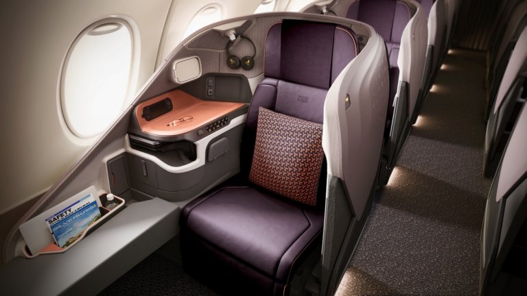 Тези, които летят в бизнес класа, ще се разполагат в нови седалки, изградени от карбонови нишки.
