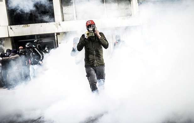 1 май 2014 година. Нахлузил противогаз, турски демонстрант крачи сред облак от сълзотворен газ, с който полицията разпръсна първомайския митинг до площада "Таксим" в Истанбул. Силите за борба с масовите безредици използваха и водни оръдия срещу хилядите недоволни, престъпили забраната да се събират в празничния ден на мястото, което през последните месеци се превърна в сцена на протести срещу правителството
Снимка: AFP/ Bulent Kilic/ Бюлент Кълъч