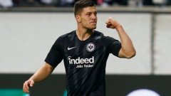 Йович е на 20 години, но вече има 9 гола за сезона в Айнтрахт (2 в евротурнирите). Той е собственост на Бенфика, но играе под наем във Франкфурт.