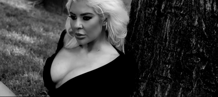 В общи линии целият клип се върти около това как чрез драматични облягания и полягания (и чрез доволно дълбоко деколте) лирическата героиня изразява душевните си терзания и самота.