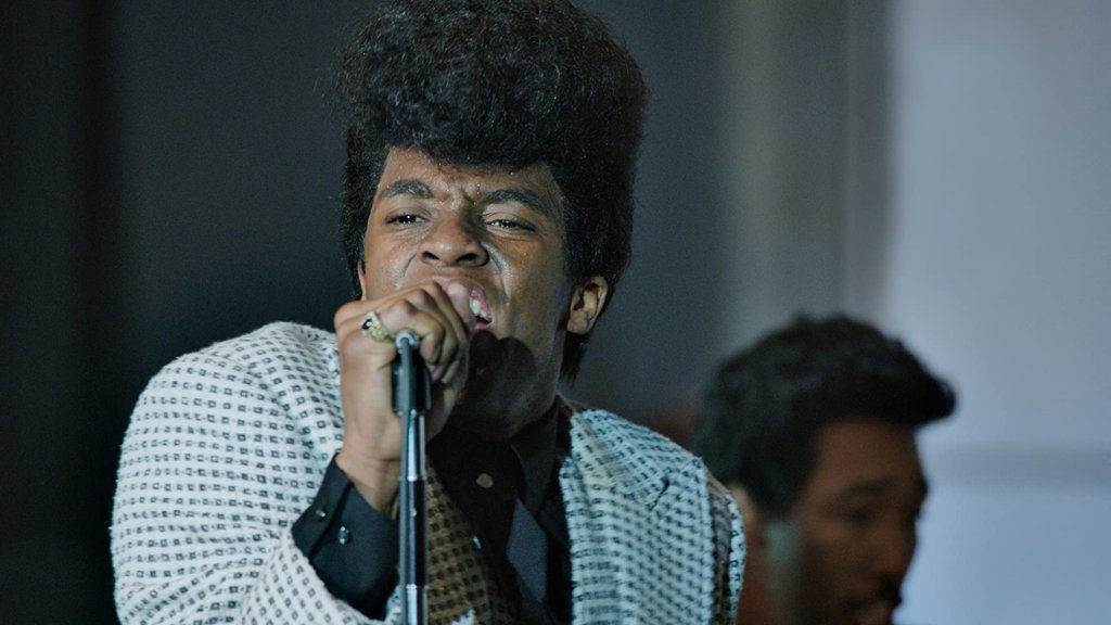 "Get on up: Историята на Джеймс Браун"
Ако искате да разберете повече за живота на легендарния музикант Джеймс Браун - това е вашият филм.
Едва на 16 години той попада в затвора, където за първи път чува и се среща с групата "Госпъл старлайтърс". Така се влюбва в музиката.
След като излиза оттам той бързо става известен с групата си "Феймъс флеймс" и постепенно започва да създава своя уникален стил.
Въпреки професионалните си успехи семейните му проблеми не спират до края на живота му.
В ролята на Джеймс Браун, наричан още "Кръстникът на соула" е актьорът Чадуик Боузман.