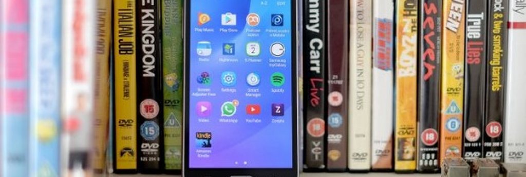 10. Samsung Galaxy J3
Galaxy 3 приема модни съвети от флагмана Galaxy S7 и ги предоставя в много по-достъпна комплектовка.
Може да не притежава нито максимална мощност, нито толкова добра камера или пък дисплей, но J3 е солиден конкурент за цената си.
Възможността да сложите microSD карта, както и да вадите батерията, са сред предимствата, които ще намерят някои в него. А пък екранът е ярък и с добри цветове.
Предимства:
+ Достъпна цена
+ Богат на цветове екран 
Недостатъци:
- Не е особено мощен
- Камерата можеше да е по-добра